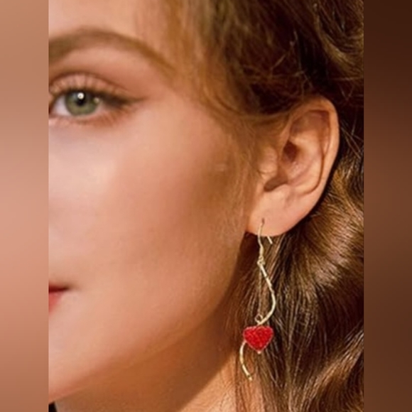 Red heart dangle earrings - Picture 2 of 3